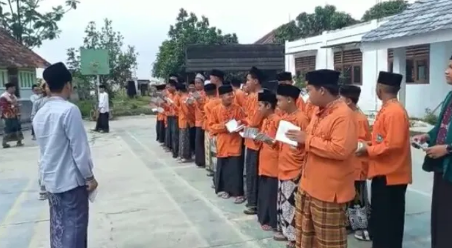 pesantren program Irhamna Bil Lughoh Wat Turrots, Metode Baca Kitab Kuning Karya Pesantren di Pandeglang (Oleh Disway.
